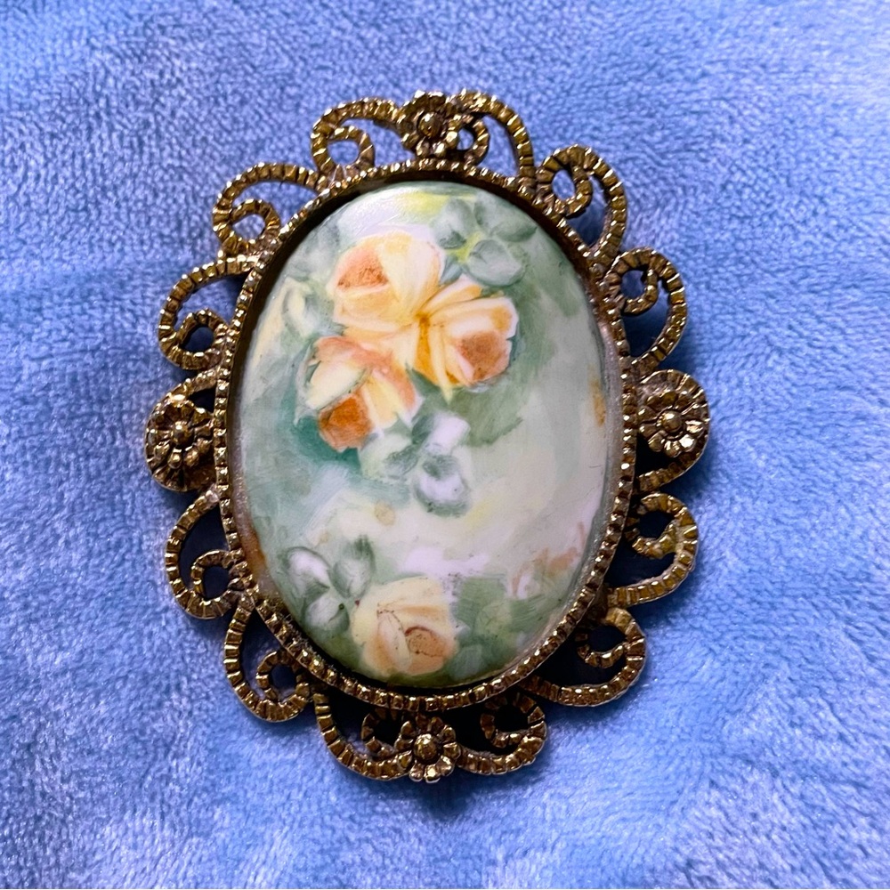 Chunky Vintage Roses cameo pin pendant gold flowers filigree 90s